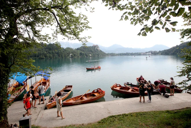 Turistični vavčerji po 400 evrov za vsakega prebivalca in temeljni državljanski dohodek, bi po mnenju LMŠ vplivali na večjo potrošnjo. Foto Mavric Pivk/delo