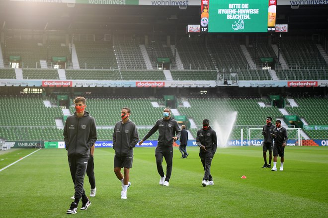 Ogrevanje nogometašev iz Leverkusna tik pred tekmo z Werderjem. FOTO: Reuters