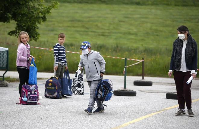 Učenci so v šolo stopali posamič. FOTO: Matej Družnik/Delo