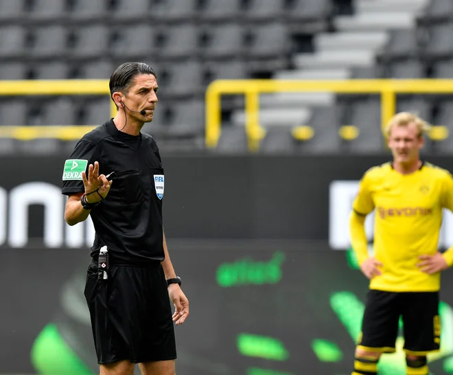 Sodnik Deniz Aytekin je lahko med derbijem v Dortmundu v miru čakal na sporočilo videosodnika. FOTO: AFP