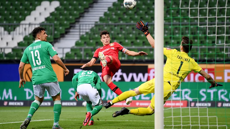 Fotografija: Takole je Leverkusnov napadalec Kai Havertz zabil prvega od dveh doseženih golov v prvem polčasu. FOTO: Reuters