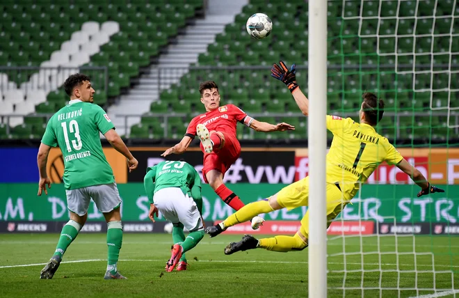 Takole je Leverkusnov napadalec Kai Havertz zabil prvega od dveh doseženih golov v prvem polčasu. FOTO: Reuters