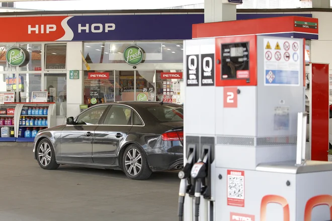 Bencin je nazadnje manj kot en evro za liter stal v 14-dnevnem obdobju od 7. aprila 2009, ko je bil pri 0,996 evra za liter, dizelsko gorivo pa je točno en evro za liter stalo v 14-dnevnem obdobju po 1. marcu 2016. FOTO: Mavric Pivk