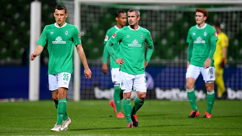 Fotografija: Tudi Werder sinoči ni opravil veliko: eno pičlo zmago v prvih devetih tekmah bundeslige so zabeležili gostitelji. FOTO: AFP