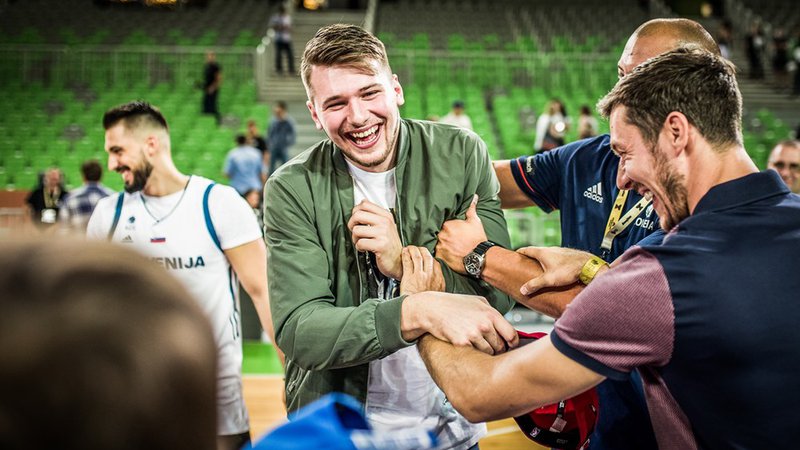 Fotografija: Z Luko Dončićem in Goranom Dragićem zgolj na tribuni je marsikaj težje. FOTO: FIBA