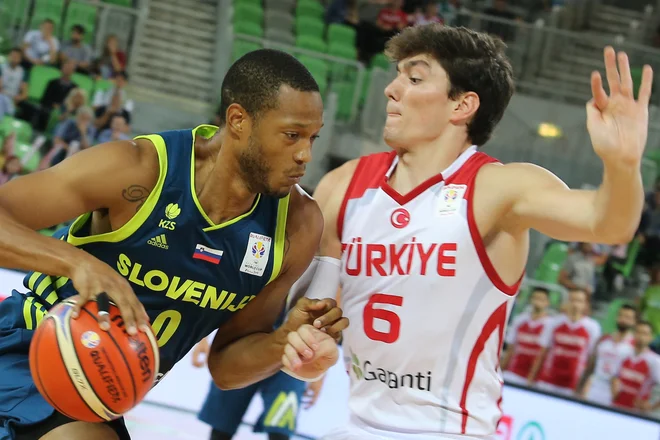 Anthony Randolph ni mogel preprečiti novega poraza Slovenije. FOTO: Tomi Lombar