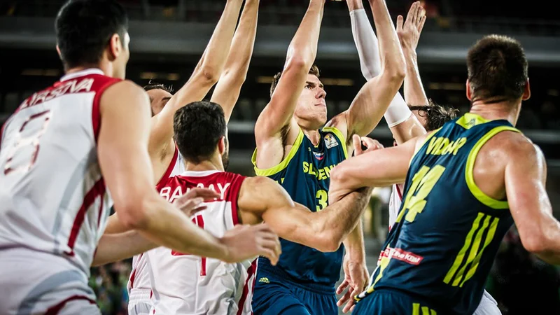 Fotografija: Gašper Vidmar (desno) živi v negotovosti, v ospredje bi moral stopiti 21-letni Vlatko Čančar (z žogo). FOTO: FIBA