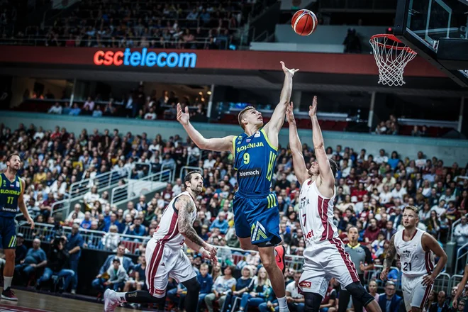 Na sceno so morali stopiti mladi, med njimi Blaž Mesiček. FOTO: FIBA