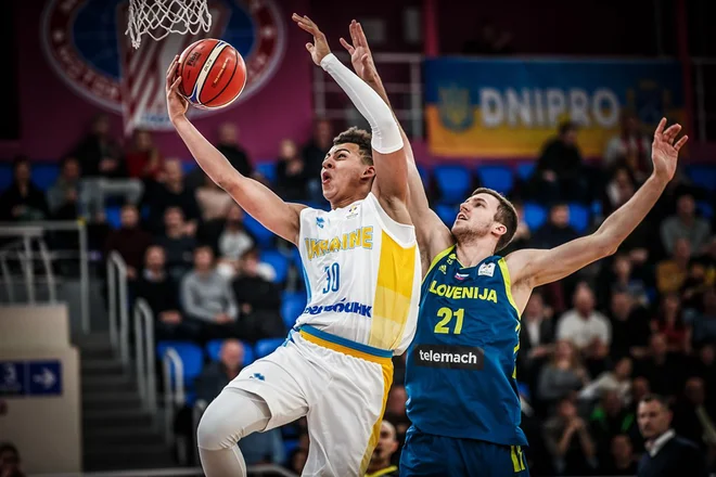 Duška si je dal tudi Olimpijin branilec Jusuf Sanon (desno); ob njem Blaž Mahkovic. FOTO: FIBA