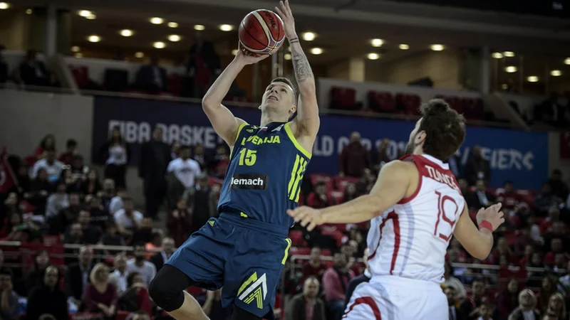 Fotografija: Gregor Hrovat se je v Ankari izkazal z 12 točkami, 7 skoki n 3 asistencami. Desno Bugrahan Tuncer. FOTO: FIBA