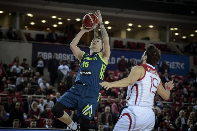 Gregor Hrovat se je v Ankari izkazal z 12 točkami, 7 skoki n 3 asistencami. Desno Bugrahan Tuncer. FOTO: FIBA
