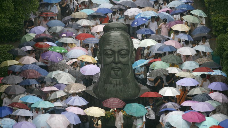 Fotografija: Če bi Kitajska res živela po načelih Konfucija, ne bi bila dežela brez srca in duše, kar vedno bolj postaja, ugotavlja avtor knjige. Foto Reuters