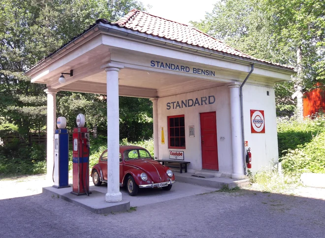 Bencinska črpalka iz 20. let s hroščem je zdaj artefakt muzeja na prostem. FOTO: Alen Steržaj