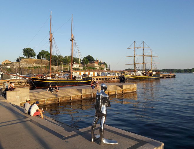Dykkaren – kovinski kip potapljača v pristanišču je delo umetnika Ole Enstada. FOTO: Alen Steržaj