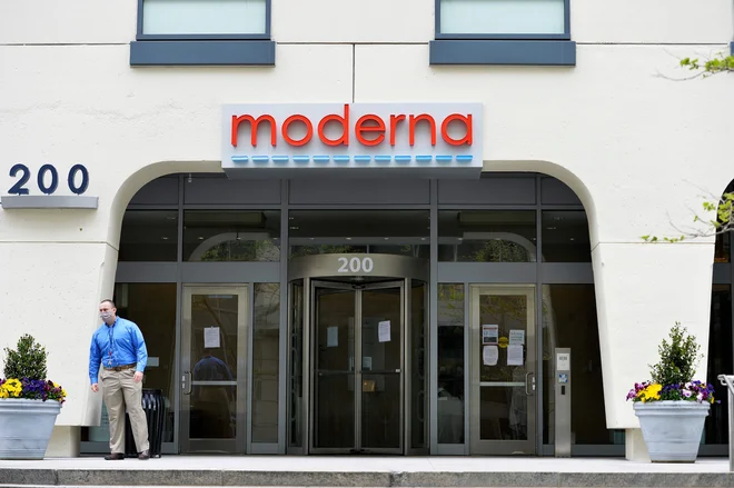 Sedež biotehničnmega podjetja Moderna, ki upa na uspešno cepivo proti novemu koronavirusu. FOTO: Joseph Prezioso/AFP