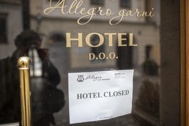 Čeprav se delodajalci zavzemajo, da bi vlada subvencioniranje čakanja na delo podaljšala z 31. maja za še vsaj tri mesece za vse gospodarske panoge, naj bi vladna delovna skupina pod vodstvom Mateja Lahovnika v zadnji različici osnutka tretjega koronazakona predvidela, da bo čakanje na delo podaljšano le za gostinstvo in turizem, pa še to za le en mesec. FOTO: Voranc Vogel/Delo