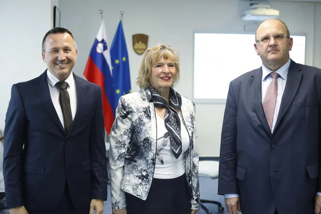 Miran Mihelič, Sonja Bukovec in Benedikt Jeranko ob 20. obletnici delovanja Agencije za kmetijske trge in razvoj podeželja.<br />
<br />
Foto Leon Vidic