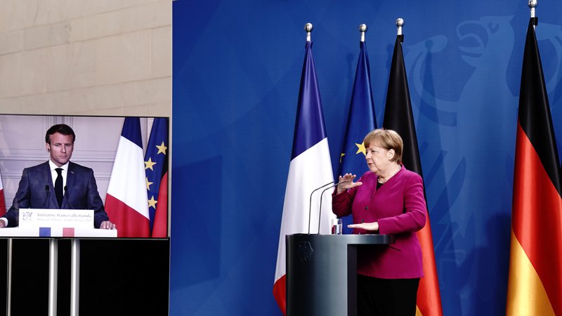 Fotografija: Angela Merkel in Emmanuel Macron sta napovedala 500 milijard evrov vreden sklad za najbolj prizadete države. FOTO: Reuters
