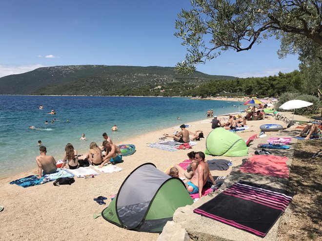 Med Slovenci je najbolj priljubljena destinacija za kampiranje prav gotovo hrvaška obala; lani so tamkajšnji kampi zabeležili 480.000 prihodov slovenskih gostov in 2,8 milijona prenočitev. A letos takih in podobnih prizorov najverjetneje ne bomo videli&nb