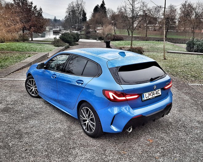 Novi BMW serije 1 sledi oblikovnim potezam predhodnika; z doplačljivim športnim izgledom M je še privlačnejši (in dražji). FOTO: Andrej Brglez