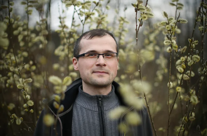 Dr. Danilo Bevk med opazovanjem čmrljev. FOTO: Jure Eržen