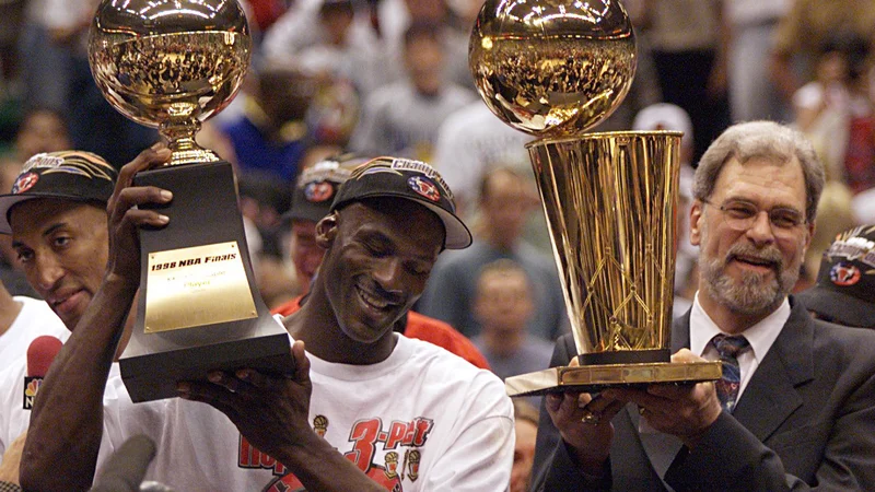 Fotografija: Michael Jordan in Phil Jackson leta 1998, ko je ekipa Chicago Bulls osvojila šesti naslov NBA prvakov. FOTO: Usa Today Sports
