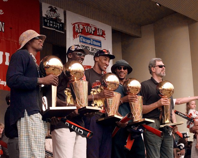 Junij 1997: Ron Harper, Dennis Rodman, Scottie Pippen, Michael Jordan in Phil Jackson slavijo peti naslov prvakov NBA. FOTO: Usa Today Sports