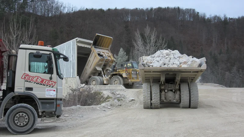 Fotografija: Kako, če sploh, se bo Ecobetonu s tako visokimi cenami granulata izšla računica, bomo kmalu videli. Sicer pa Ecobeton večino materiala iz kamnoloma porabi za svojo dejavnost. FOTO: Špela Kuralt/Delo