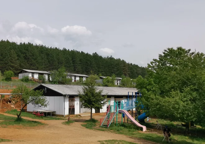 Bolgarski meji najbližji sprejemni center v Srbiji je na idilični lokaciji štiri kilometre iz mesta Pirot, znanega po izdelavi Michelinovih avtomobilskih gum.