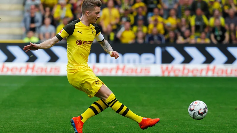 Fotografija: Dortmund ostaja v boju za nemški vrh, pa četudi igra brez svojega kapetana Marca Reusa. FOTO: Reuters