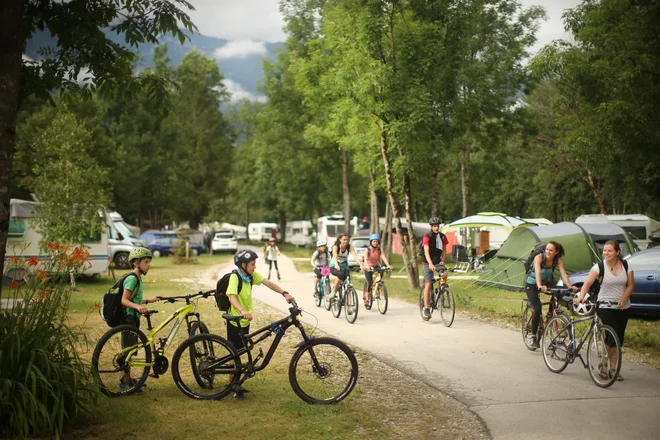 Glavno sporočilo smernic evropske komisije za postopno odpravljanje omejitev potovanj in oživljanje turizma na pragu poletne sezone je, da morajo države pri sproščanju ukrepov upoštevati epidemiološko sliko, se usklajevati in se izogniti diskriminaciji na podlagi državljanstva. FOTO: Jure Eržen/Delo