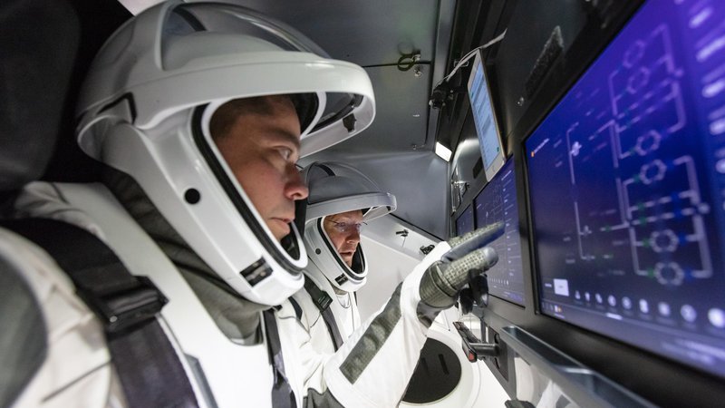 Fotografija: Astronavta Doug Hurley in Bob Behnken sta sodelovala pri razvoju notranjosti plovila. FOTO: Spacex