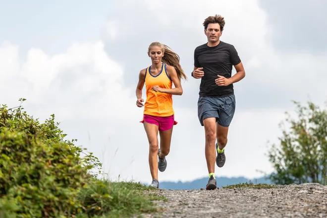 Trening v klanec je podobna obremenitev kot intervalni tek, zato je treba v treningu za ta tip vadbe rezervirati dan, ko je na programu intenzivnost. FOTO: Shutterstock