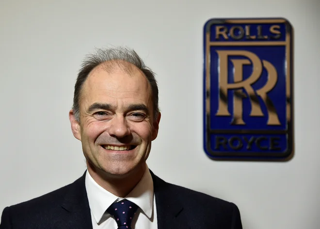 Izvršni direktor Rolls-Roycea Warren East pravi, da si letalska industrija po koronakrizi ne bo opomogla kar nekaj let in da so odpuščanja nujna. FOTO: Toby Melville/Reuters