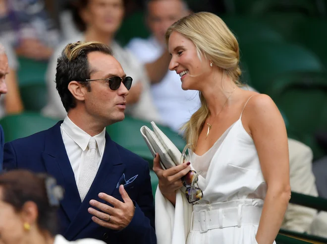 Jude z ženo na lanskem teniškem turnirju v Wimbledonu. FOTO: Reuters