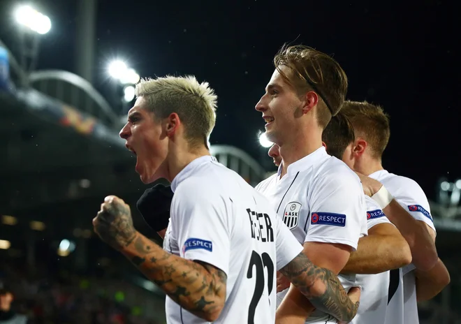 Avstrijska nogometna liga se bo nadaljevala 3. junija, serijski prvak Salzburg pa bo imel v nogometaših vodilnega moštva Lask iz Linza zahtevne tekmece. FOTO: Reuters