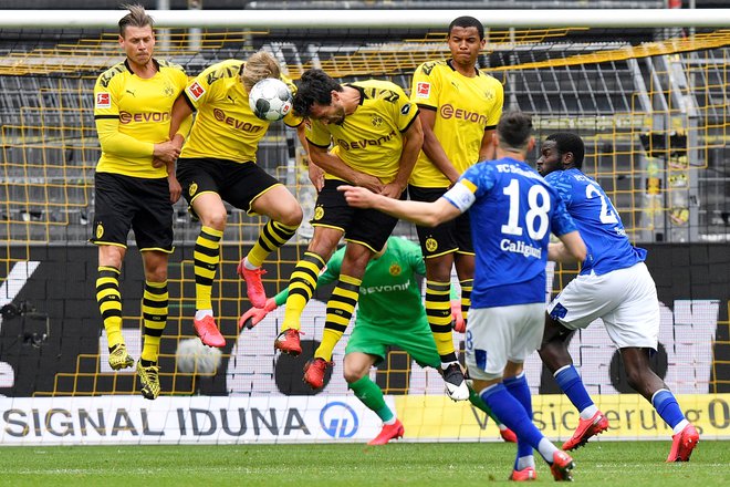 Čeprav na velikem derbiju Dortmunda in Schalkeja ni bilo gledalcev, Aleksander Čeferin ne skriva navdušenja ob nadaljevanju bundeslige. FOTO: Reuters