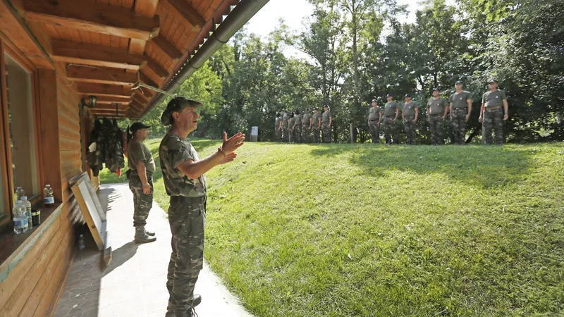 Fotografija: Vodja Štajerske varde in predsednik Gibanja Zedinjena Slovenija Andrej Šiško redno pripravlja urjenja v vojaški taktiki za svoje pripadnike. Policija pravi, da jih pri tem spremlja. FOTO: Leon Vidic/Delo