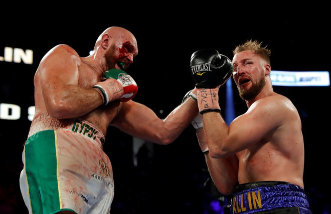 Tyson Fury (levo) naj bi se poskušal »vriniti« v vrsto pred Kubrata Puleva. FOTO: Reuters