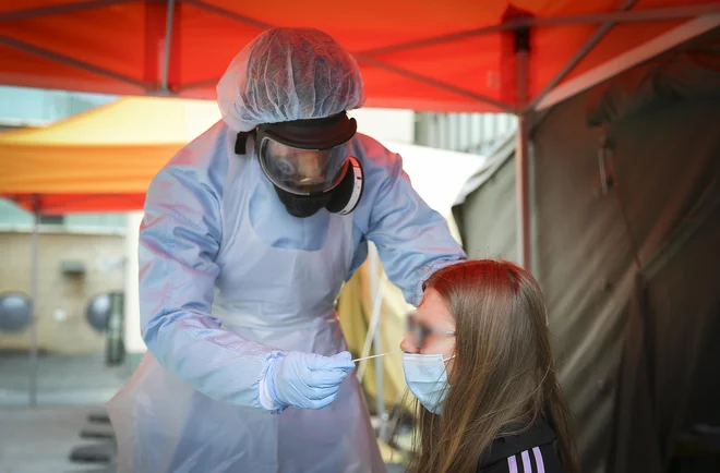 Če hočete uradno potrdilo za prehod meje, bo treba seči v žep. FOTO: Jože Suhadolnik