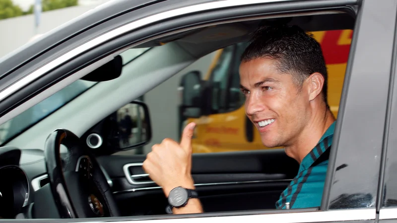 Fotografija: Juventusov nogometaš Cristiano Ronaldo je takole pozdravil navzoče ob prihodu na trening. FOTO: Reuters