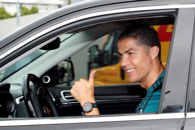 Juventusov nogometaš Cristiano Ronaldo je takole pozdravil navzoče ob prihodu na trening. FOTO: Reuters