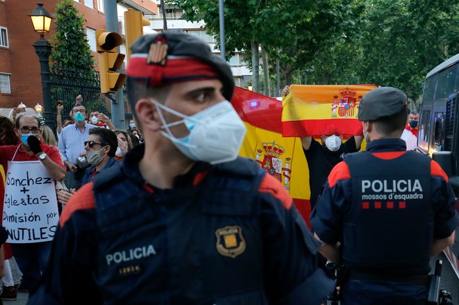 V Španiji protestirajo proti podaljševanju izrednih razmer. FOTO: Pau Barrena/Afp
