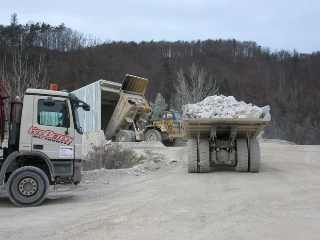 V kamnolomu zdaj rudari družba Kamnolom Velika Pirešica, ki so jo ustanovila podjetja Pomgrad - GM, VOC Ekologija in Ecobeton. Vse tri družbe so na eni prejšnjih dražb nastopale kot konkurentke. FOTO: Špela Kuralt/Delo