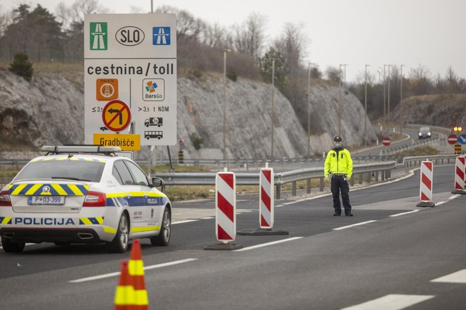 Policija bo nadzor razširila še na neuradne prehode meje, kjer v Slovenijo in iz nje prihajajo pešci, kolesarji in motoristi. FOTO: Voranc Vogel