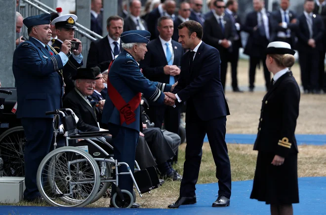 Poklon predsednika Emmanuela Macrona veteranom. Foto: Reuters