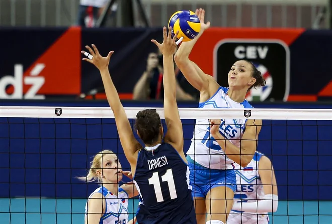 Sara Planinšec in soigralke so se trudile po najboljših mošeh, a klonile. Foto CEV