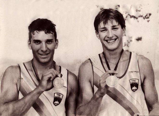 Prva olimpijska kolajna za samostojno Slovenijo, bron Denisa Žveglja in Iztoka Čopa v Barceloni 1992. FOTO: Igor Modic/Delo