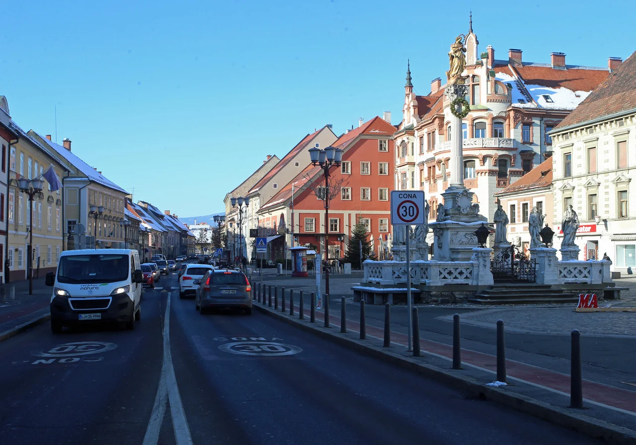 Fotografija: Maribor, mesto, ki išče pametne rešitve za prebivalstvo, ponuja izobraževalni program Menedžment pametnih mest. FOTO Tadej Regent/Delo