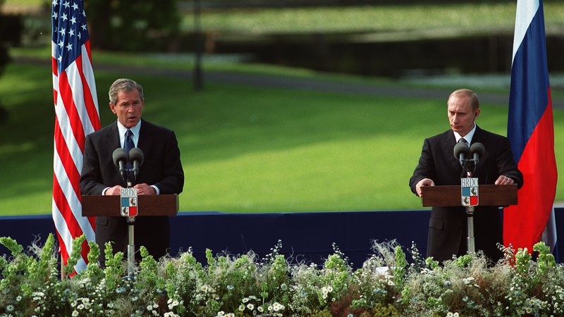 Fotografija: Brdo pri Kranju je leta 2001 gostilo prvo srečanje tedanjih predsednikov ZDA in Rusije, Georgea Busha in Vladimirja Putina. Foto Jure Eržen